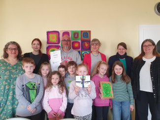 Auf dem Bild ist Andreas Eule zu sehen mit Kindern des Löhehauses. Es gratulierten (von links nach rechts): Hortleitung Kathrin Schobert, Kollegin Paula Wagner, Geschäftsführerin Regina Kastner, Elternbeirätin Anne Schöneich, Pfarrerin Sandra Herold
